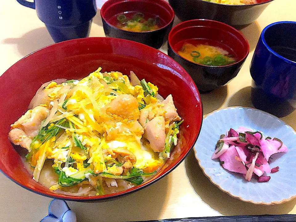 2／22昼食  #昼ごはん  •親子丼 •みそ汁 •漬け物  •コーヒー|おさんどんさん