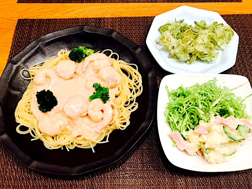 我が家の晩ごはん
#海老と帆立のたらこクリームパスタ
#茎わかめのかき揚げ #ポテトサラダ
生の茎わかめをカットしてかき揚げに❣️わかめの自然な塩味で何もつけなくてもそのままで美味しい😁パスタはたらこたっぷりクリームソース🍝海老も帆立も美味しい|あお♡あおさん