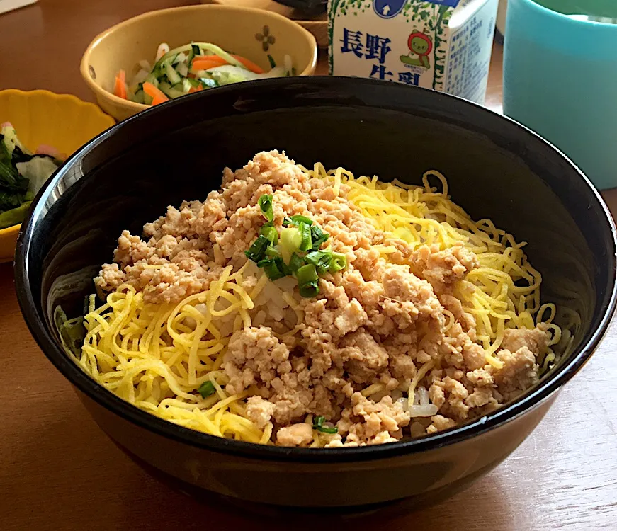 Snapdishの料理写真:アル中病棟の昼ごはん☀️☀️☀️
鶏そぼろ丼🐣🐔  大根サラダ  のり和え  牛乳🥛|ぽんたさん