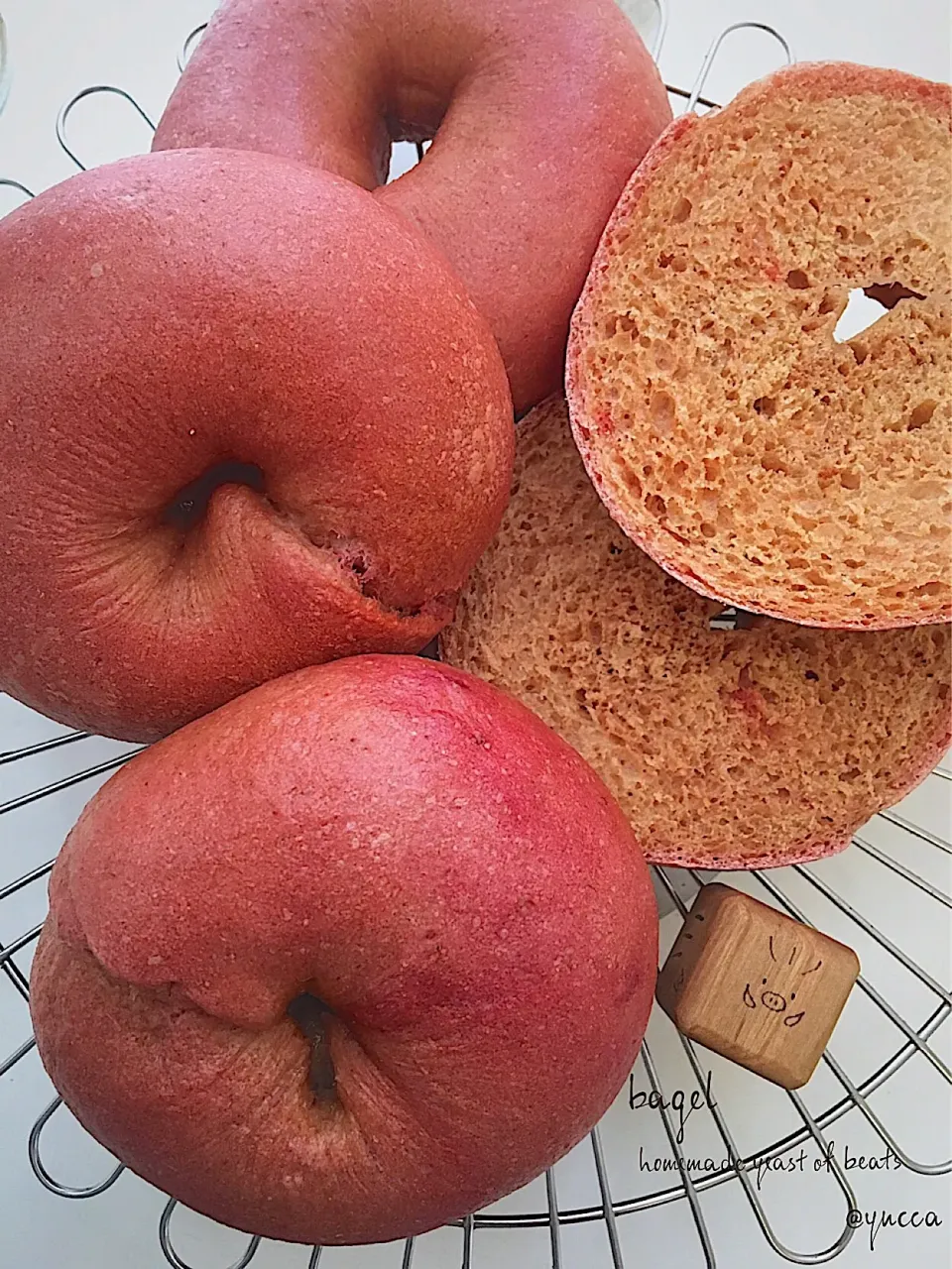 Snapdishの料理写真:ビーツ酵母 de ベーグル🍩
ペースト入り|yucca@さん