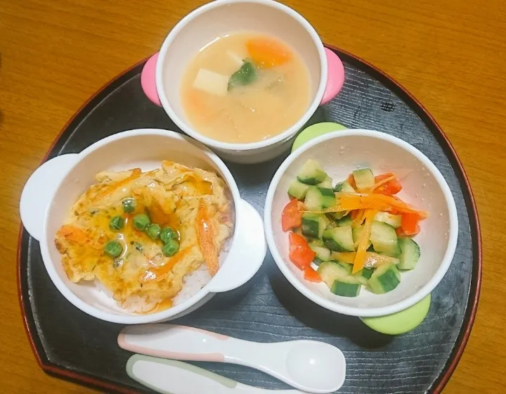 ある日の幼児食
カニ玉丼　きゅうりとトマトのサラダ
人参大根小松菜の味噌汁|なおさん