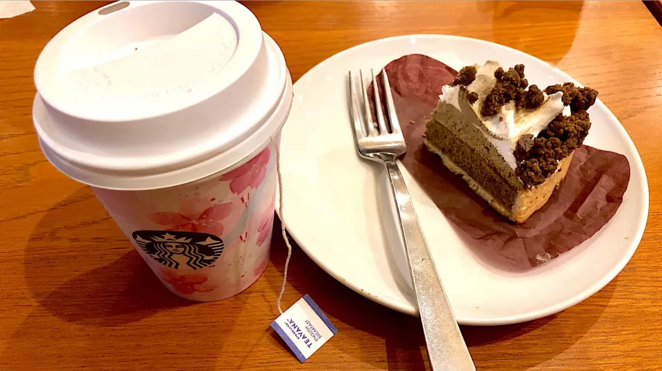 スターバのシトラスゆずティーとほうじ茶ケーキ、一口食べてから写真！笑🤣|Hi-Niさん