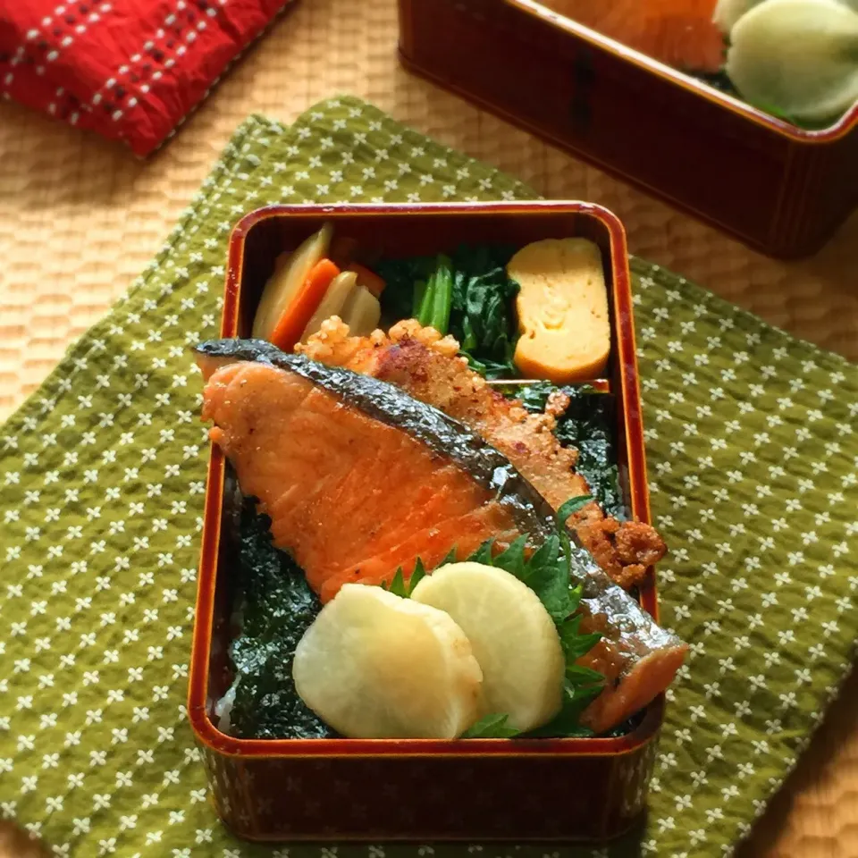 🍱２月２２日(金) 今日のお弁当
○白ごはん /おかか佃煮 /海苔
○焼き鮭（甘塩）
○ササミの天ぷら
○蓮根のピリ辛きんぴら
○ほうれん草ポン酢
○玉子焼き
○たくあん /大葉|mutsumi☺︎さん