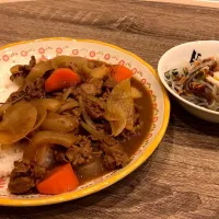 Snapdishの料理写真:#牛カレーライス
玉ねぎ多め、じゃがいも少なめ
#もずくと柚子大根
#アラサー飯。 
#もずく毎日食べて疲労回復|MIZUKI。さん