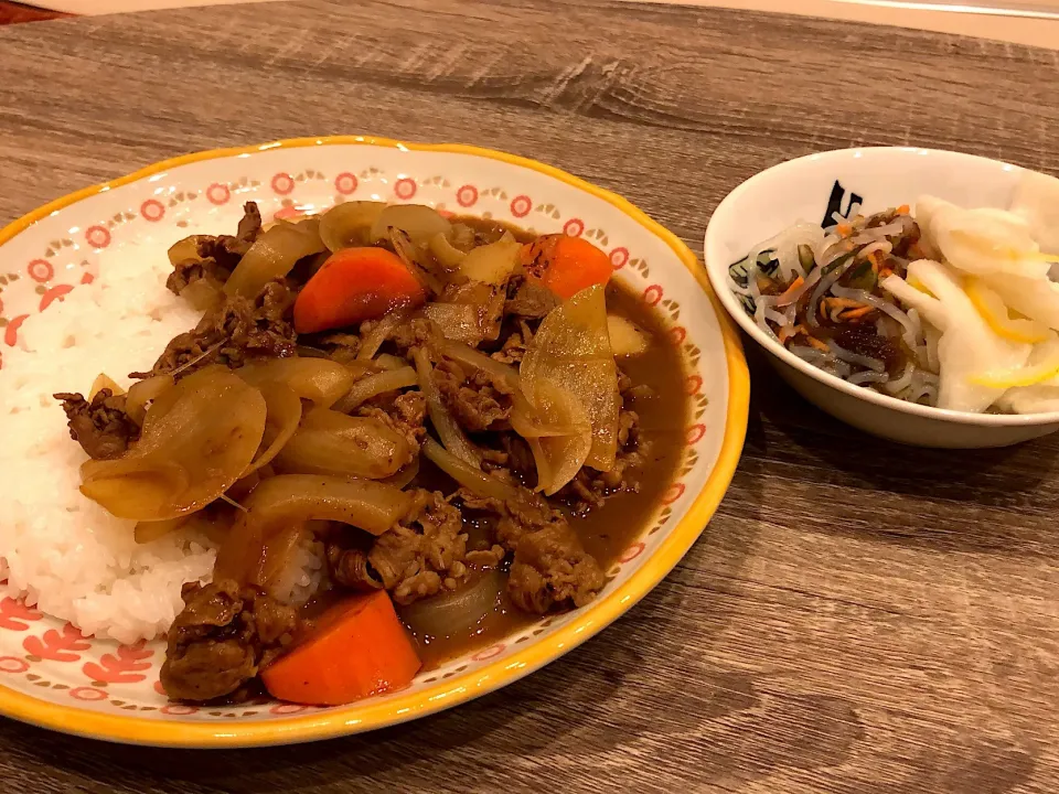 Snapdishの料理写真:#牛カレーライス
玉ねぎ多め、じゃがいも少なめ
#もずくと柚子大根
#アラサー飯。 
#もずく毎日食べて疲労回復|MIZUKI。さん