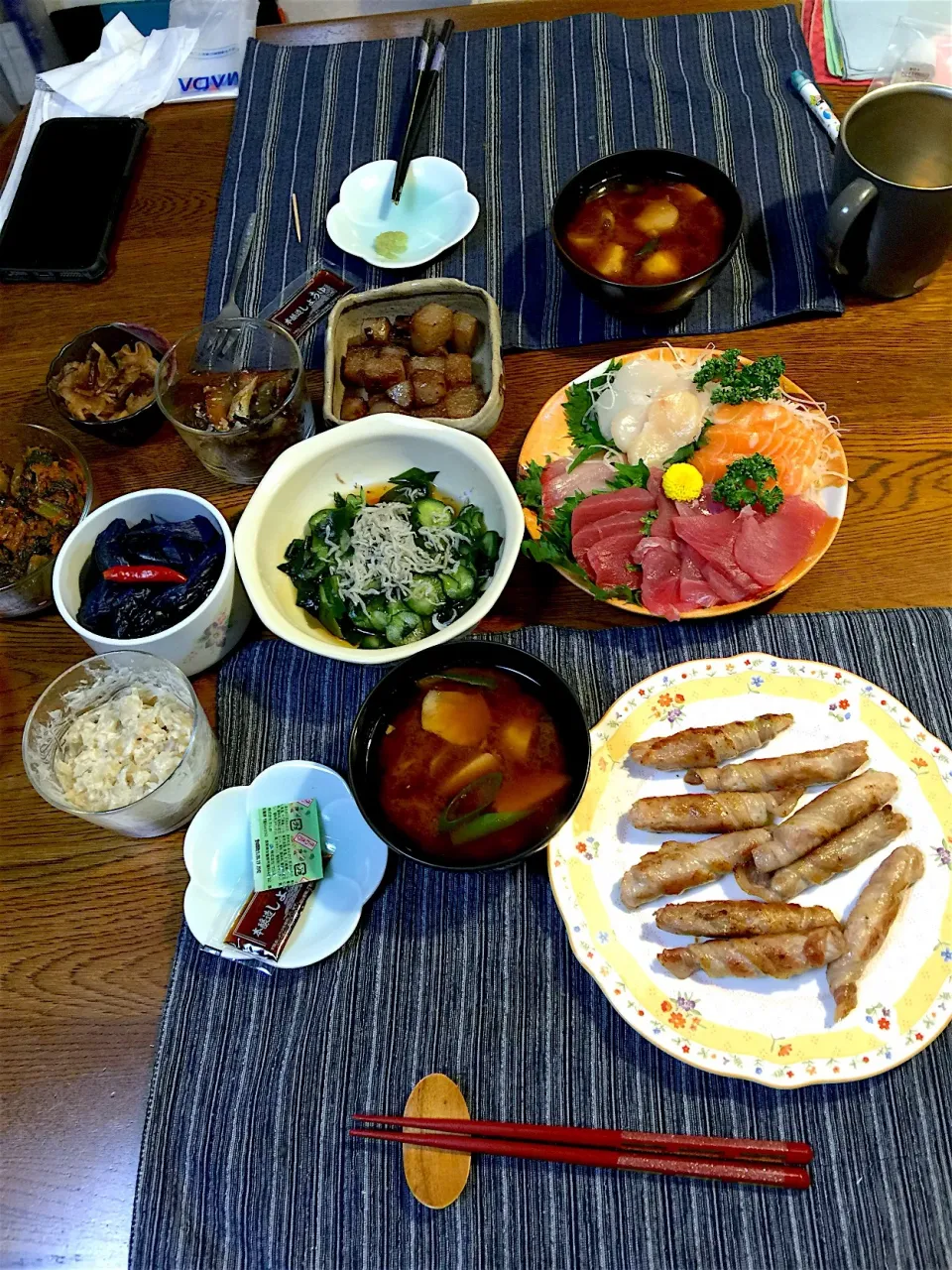 アスパラ肉巻き、お刺身盛り合わせ、
ワカメ胡瓜カチリの酢の物
蒟蒻ピリ辛煮、里芋ネギの味噌汁、
常備菜|yakinasuさん