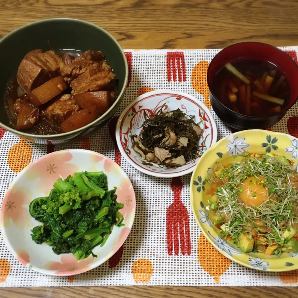 豚バラ味噌角煮・切り昆布の煮物・大根のお味噌汁・アボカドキムチ納豆・菜の花の辛子和え|美也子さん