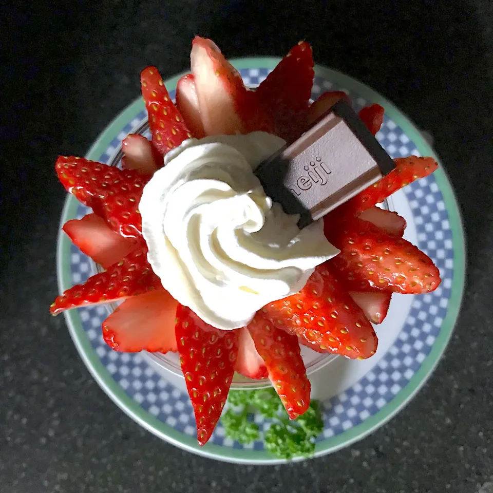 いちごパフェ風上から覗く🍓|シュトママさん