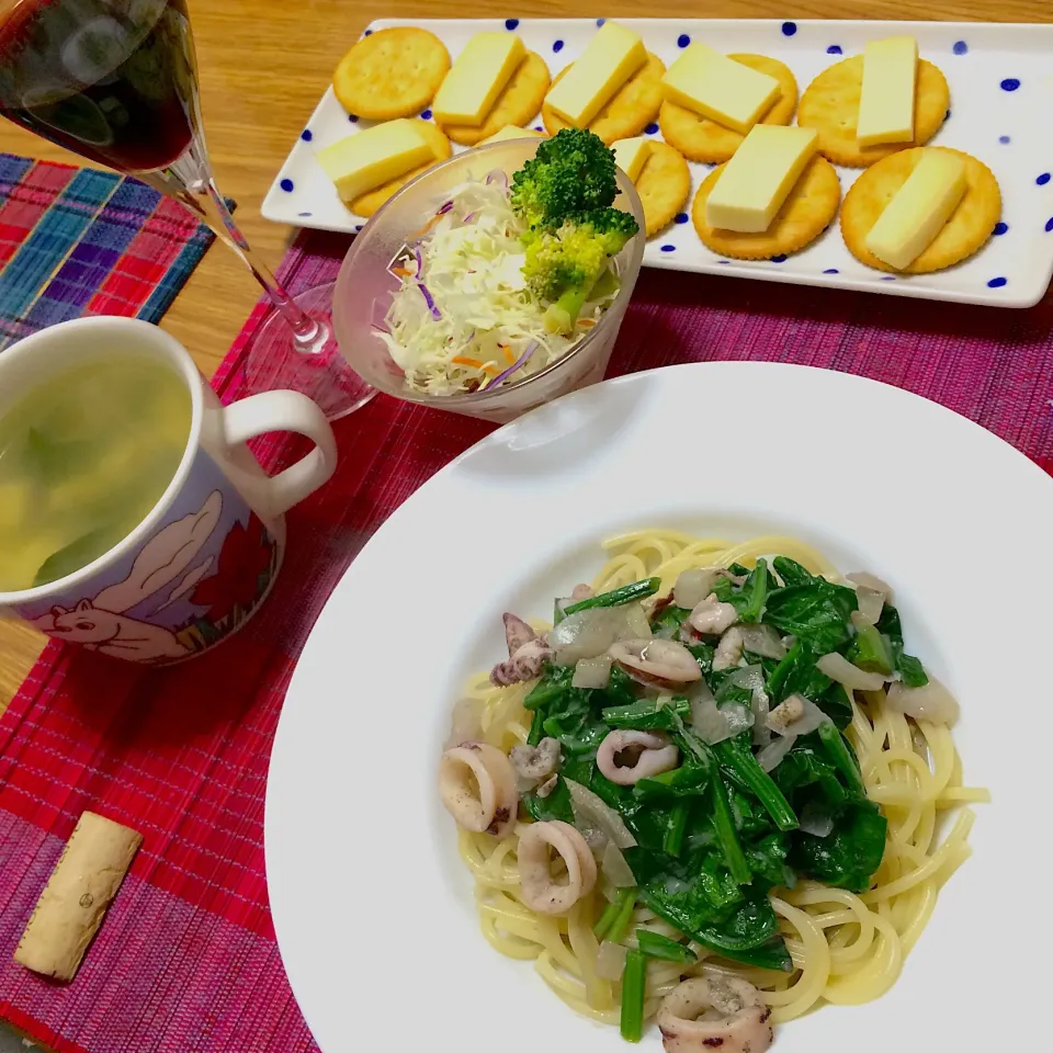 Snapdishの料理写真:2019/02/22 イカとほうれん草の豆乳スープパスタ、ワカメと豆腐のスープ、北海道白糠チーズ|kykyさん