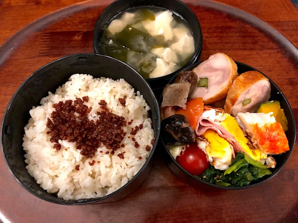 本日も息子弁当🍱チキンアスパラ巻き🥓ハムエッグ🍳菜の花南辛子和え🥦筑前煮🥘きゅうり漬物🥒 #snapdish  #macaroni  #息子弁当  #サーモスランチジャー  #チキンアスパラ巻き  #ハムエッグ #筑前煮 #きゅうり  #札幌  #中島公園|Yukie  Toriseさん