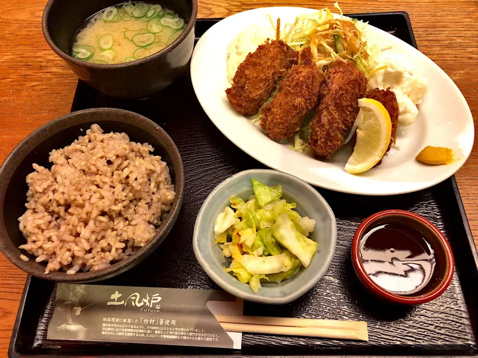 Snapdishの料理写真:広島産牡蠣フライ定食|T. Wonderさん