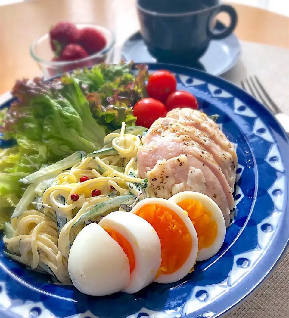 Snapdishの料理写真:朝ごはんを食べよう😃🥗サラダパスタで朝ごはん🥗🍝|あしゃぱんさん