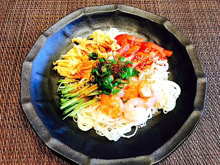 お昼ごはん♡素麺 DEビビン麺
#ビビン麺
素麺でなんちゃってビビン麺🌶コチュジャン他色々調味料でタレ作り✨ピリ辛で美味しい😁|あお♡あおさん