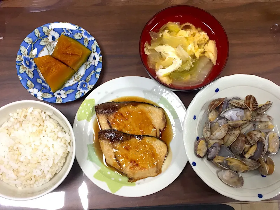 あさりの酒蒸し ブリの照り焼き かぼちゃの煮物 白菜と卵のスープ|おさむん17さん