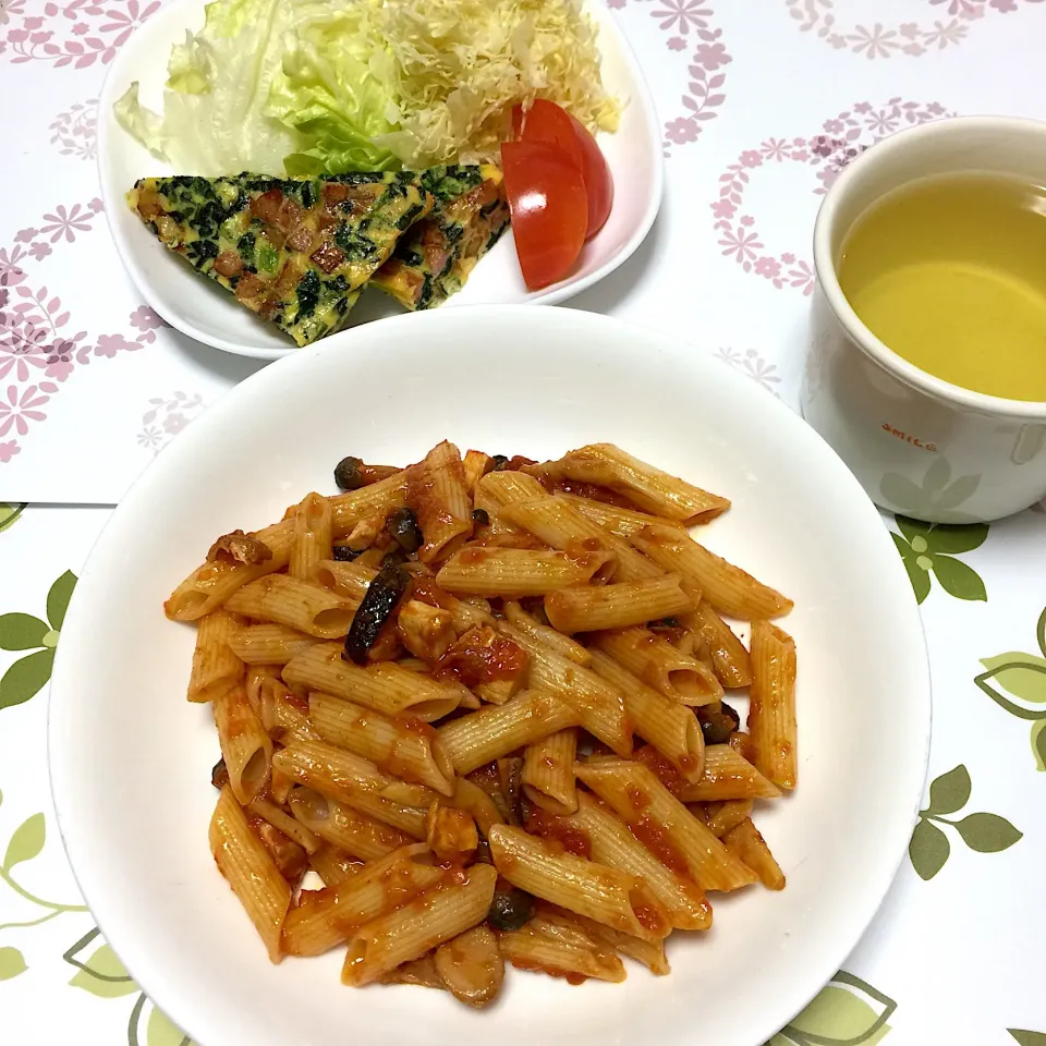 チキンとキノコのトマトソースペンネとオープンオムレツ|まみっこさん