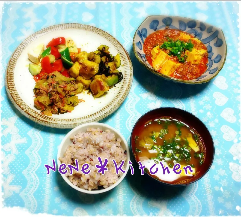 Snapdishの料理写真:麻婆豆腐♡
セロリとツナのクタクタ炒め煮☆
トマトとキュウリとカマンベールチーズの人参ドレッシングサラダ♪︎
はんぺんとアボカドの塩昆布炒め☆|ねねさん