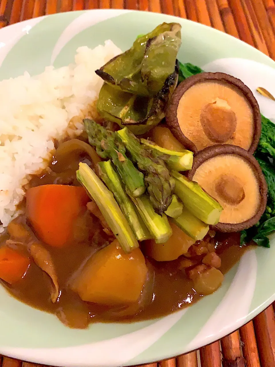 きょうの夜ごはん#焼き野菜カレー#鹿肉のスモーク#チーズ盛り合わせ|chachaさん