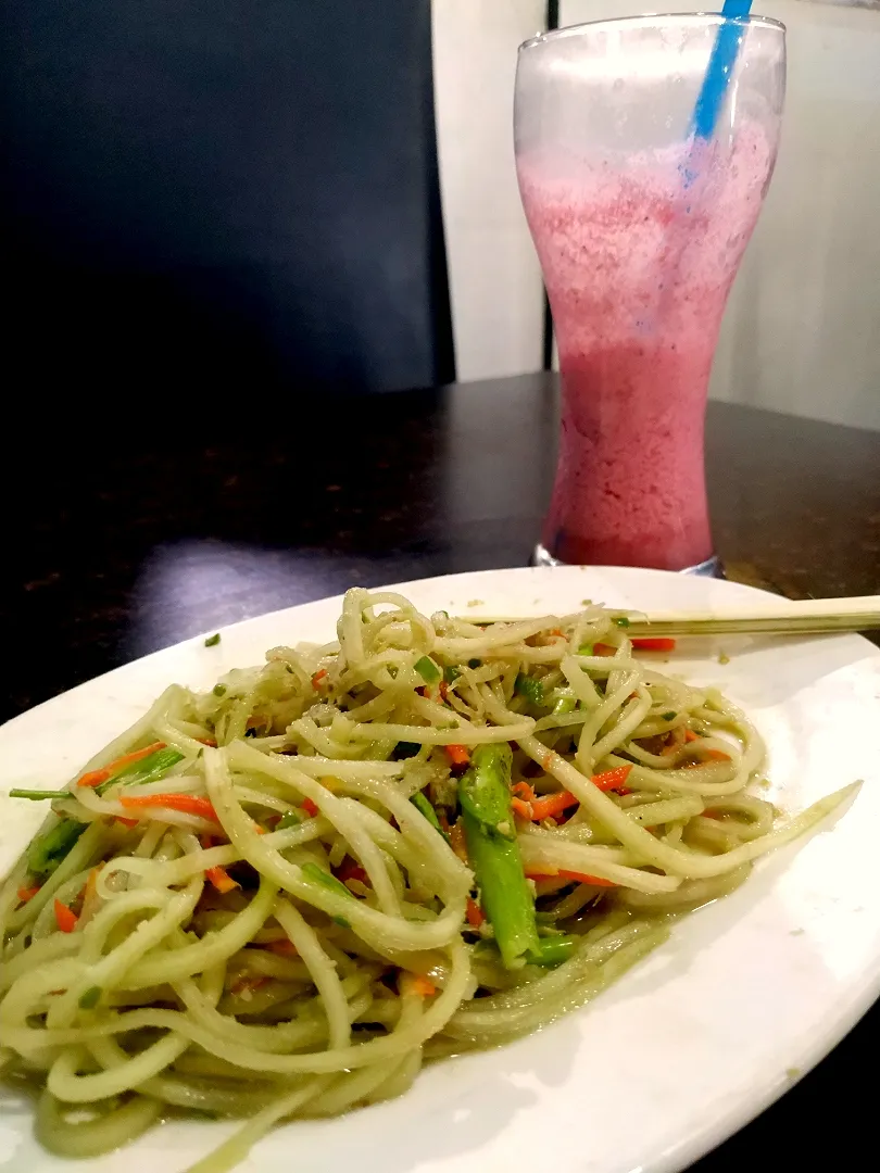 Papaya Salad & Strawberries Milk Shake|Ma Shwe Chawさん