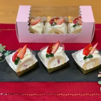 ふわふわ絶品やみつきロールケーキ🍓  生地を半分に切ってミニロール２本‼️ 苺🍓キウイフルーツ〜白桃と黄桃は缶詰を使って巻き込み🌀 今日も美味しく出来ました✌️|marumarumamさん