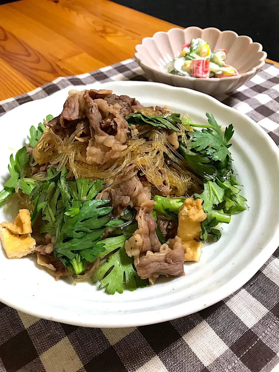 牛肉と春菊の春雨炒め、カニカマきゅうりのマヨあえ|sayaさん