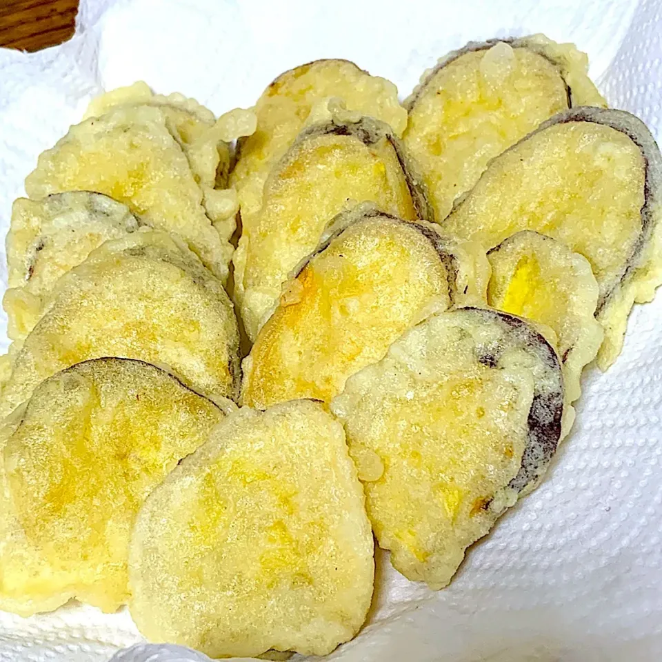 さつまいもの天ぷら🍠 天ぷら粉に片栗粉を混ぜたらサクサク😋|みなさん