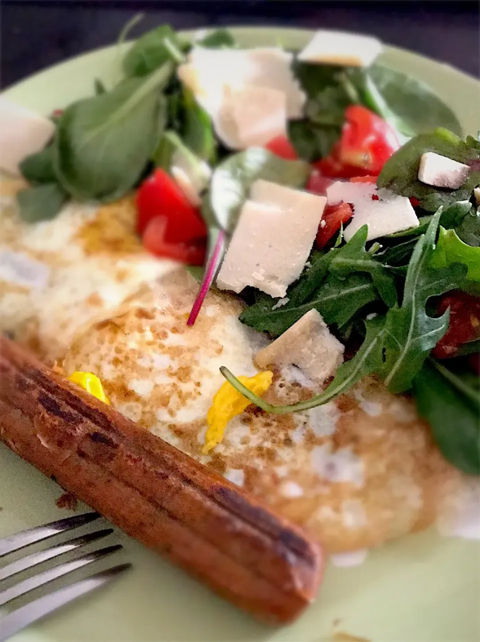 Vegan sausage with eggs and truffle oil mixed salad with tomatoes and vegan Parmesan cheese|georgianaさん