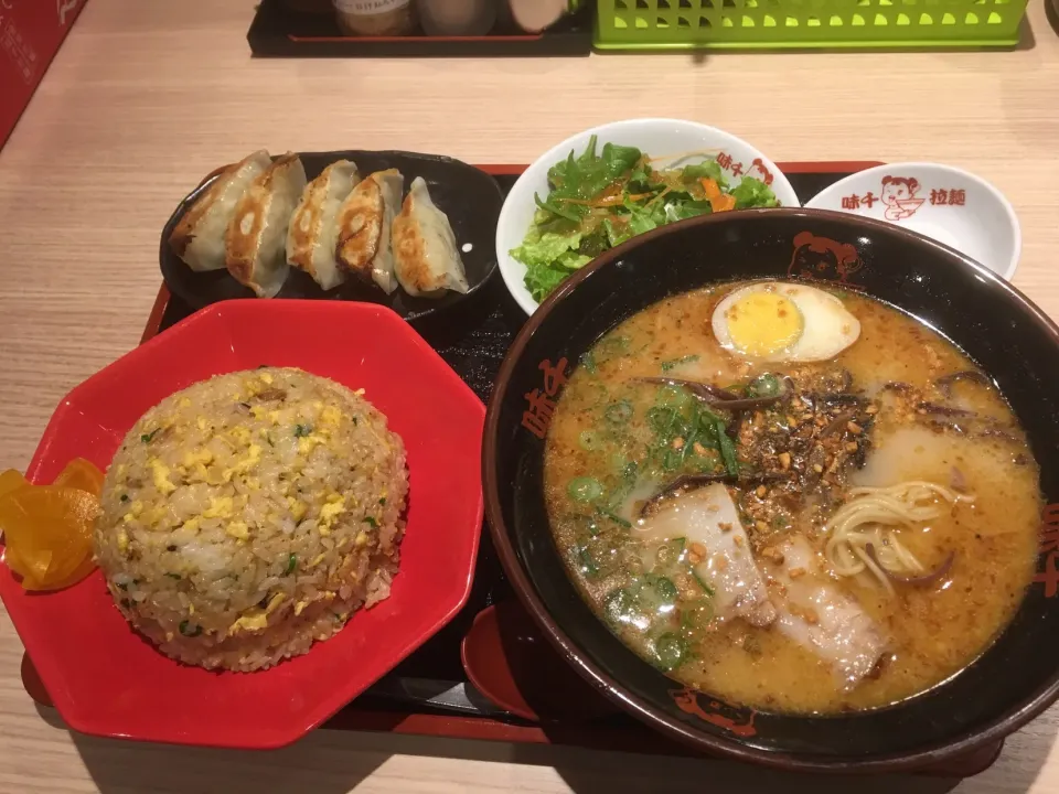 Snapdishの料理写真:#味千ラーメン 
#デラックス定食|畑田 成治さん