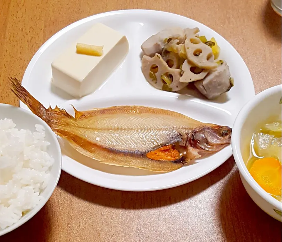 Snapdishの料理写真:ササカレイの一夜干し
里芋とれんこん、大根葉の炊き合わせ
豆腐
ド根性スープ
ご飯|ナナさん