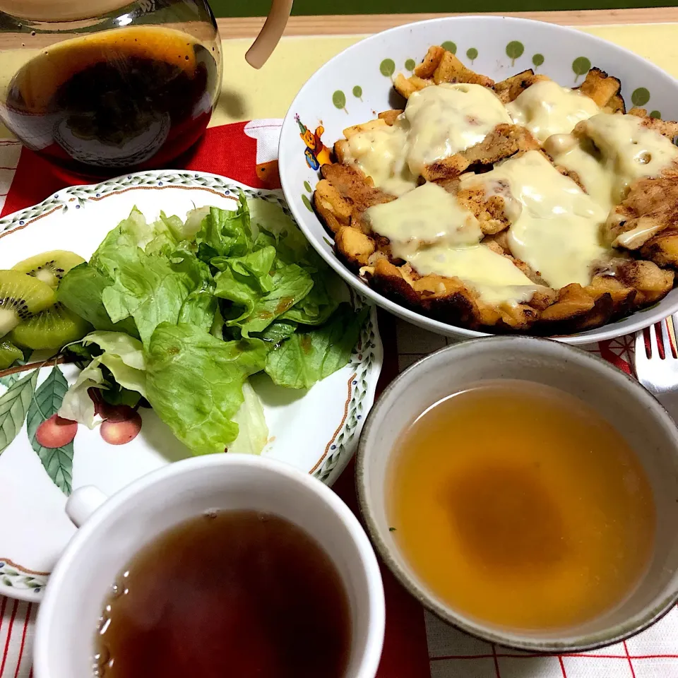 Snapdishの料理写真:サンデーモーニング
パンの耳のチーズピザ|Noriyuki Saitoさん