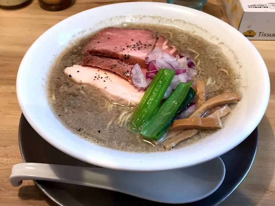 Snapdishの料理写真:とりあえず、ラーメン🍜
背脂煮干し（細麺・大盛り）🐡|まさとさん