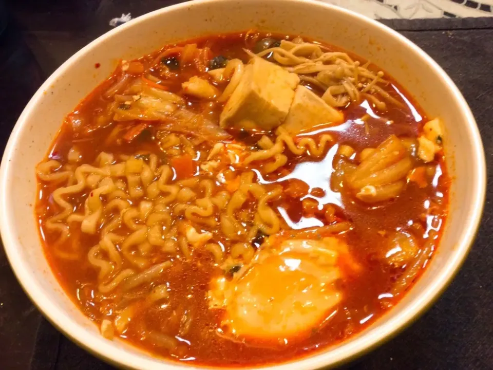 韓国の🇰🇷インスタラーメン🍜をチゲ鍋風に😋|アライさんさん