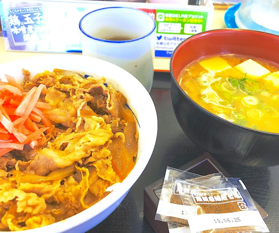 松屋 牛めし 並盛り 豚汁に変更する クーポン使用で５００円 #松屋 #牛めし #豚汁 #黒胡麻焙煎七味|sakumaさん