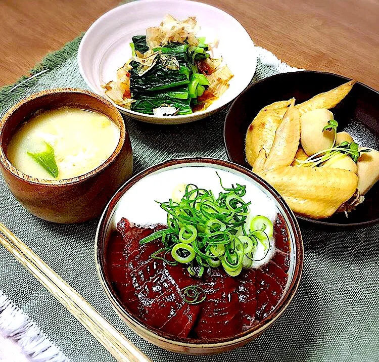 マグロの山かけ漬け丼、手羽と里芋の煮物、おひたし|BABUさん