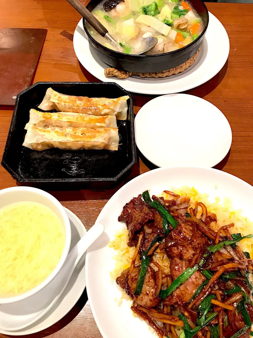 紅虎餃子房
鉄鍋棒餃子、牛肉炒め炒飯 スープ
海鮮土鍋|まさこさん