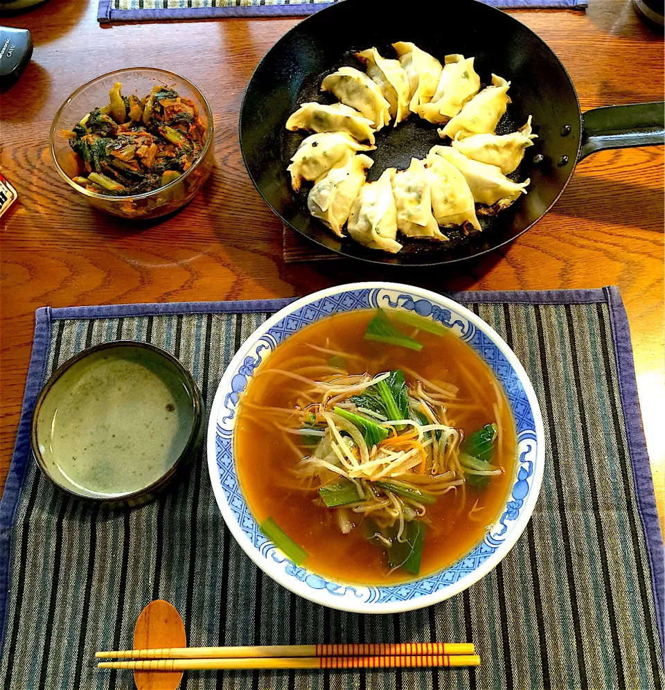 鶏ガラ醤油ラーメン、昨夜半分残った餃子|yakinasuさん