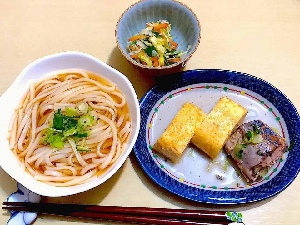 Snapdishの料理写真:2／24夕食  #晩ごはん  •かけうどん •だし巻き卵/鯖缶  •浅漬け     ‥なんともやる気のない一人飯💦急遽早目夕食だった、旦那さん用メニューの残り物消費(^^;‥|おさんどんさん