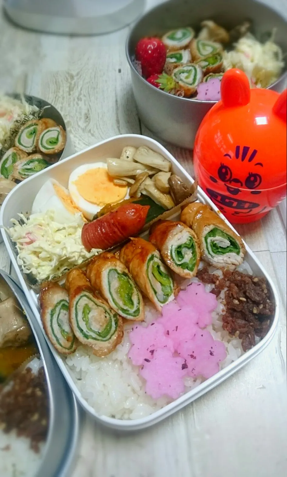 Snapdishの料理写真:可愛い子とチンゲン菜の豚肉くるくる巻き弁当
 #豚肉ロール
 #チンゲン菜
 #セリア|okamichanさん