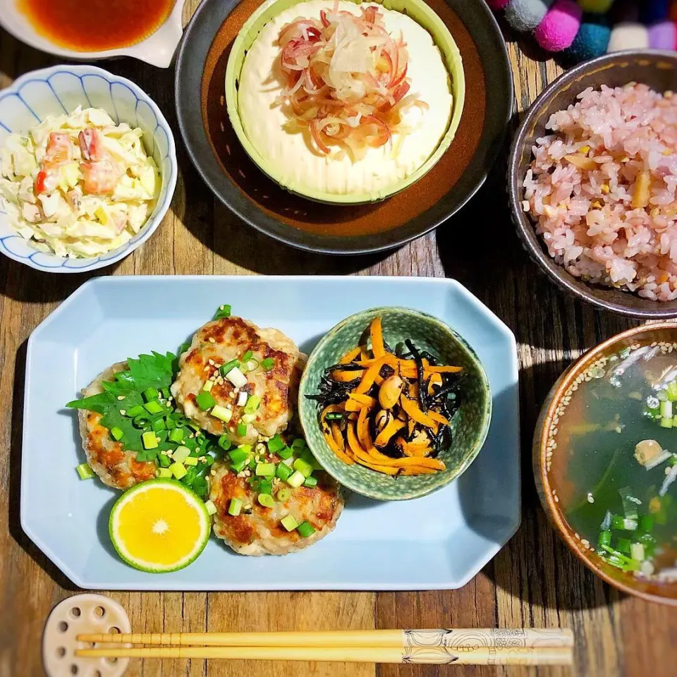 はんぺんでかさ増し〜‼︎
大葉と梅のふーっわふわ塩つくね定食♪|Nonさん