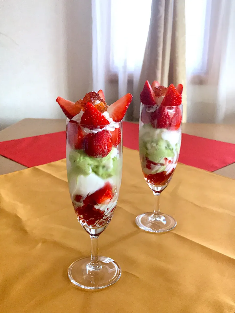 Snapdishの料理写真:甘さ控えめ苺パフェ🍓|サミカさん