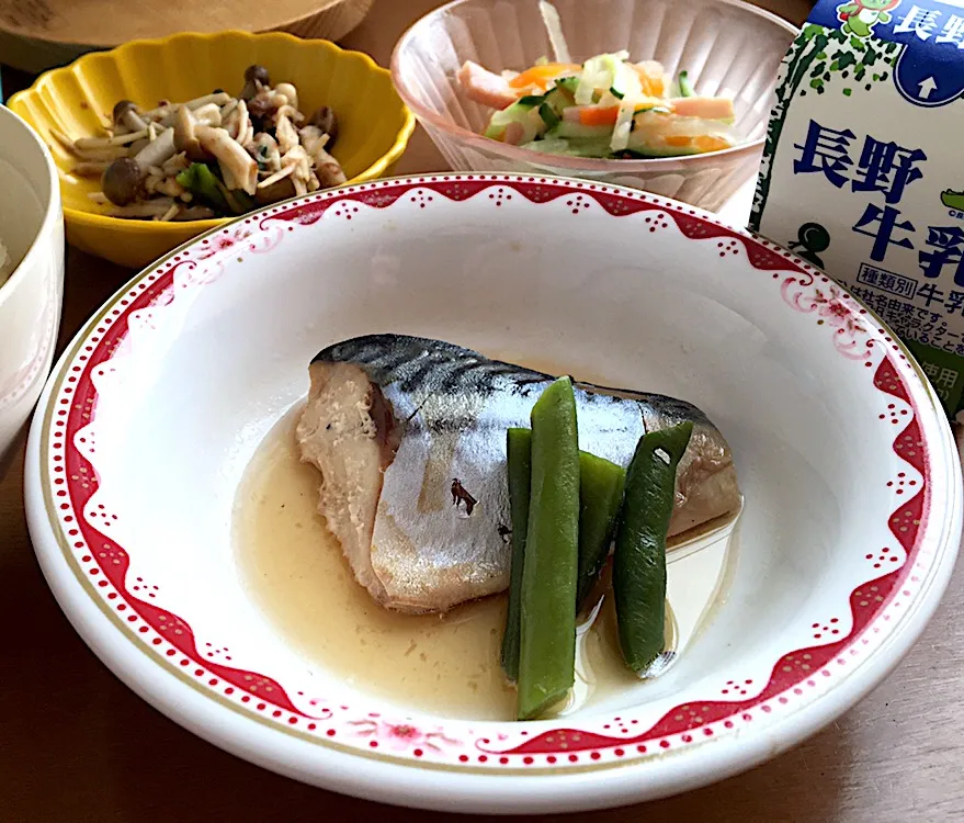 アル中病棟の昼ごはん☀️☀️🔆
ごはん🍚  煮魚（鯖）🐟  レモン風味サラダ🍋🥗  きのこのおかか炒め🍄  牛乳🥛|ぽんたさん