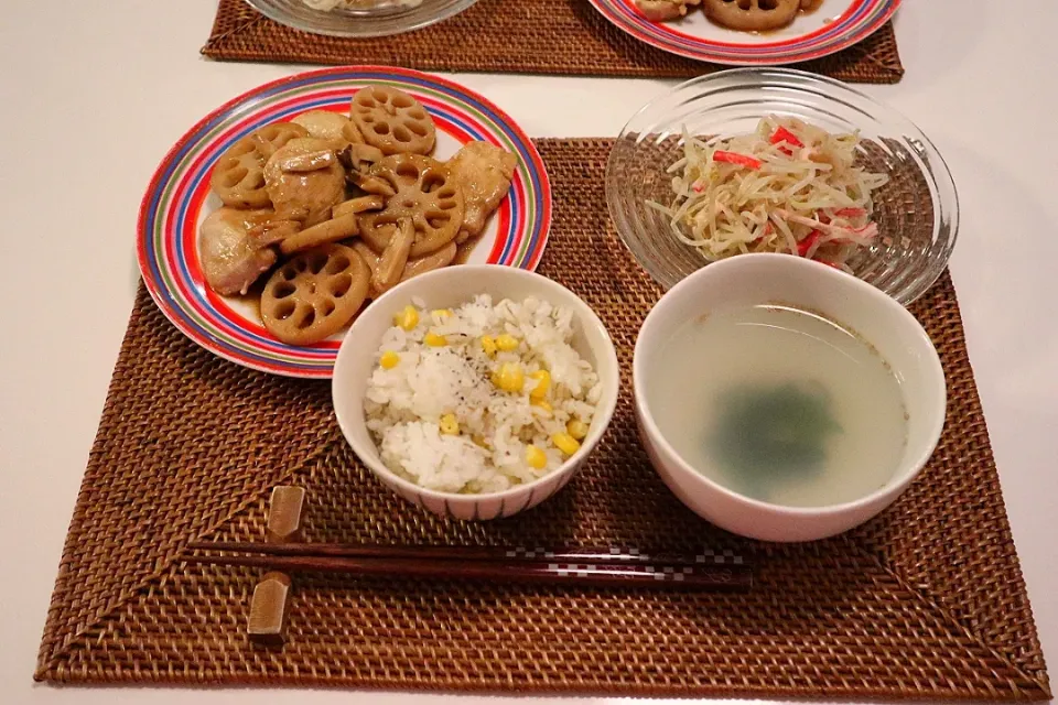 今日の夕食 鶏むね肉とれんこんの黒酢炒め、もやしサラダ、コーンの炊き込みご飯、わかめスープ|pinknari🐰🌈さん