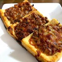 薄揚げに納豆、その上にチーズを乗せて焼いた。