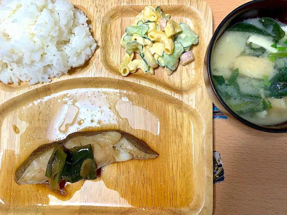 Snapdishの料理写真:カレイの煮付け ほうれん草の味噌汁 マカロニサラダ #ほんだし|まみさん