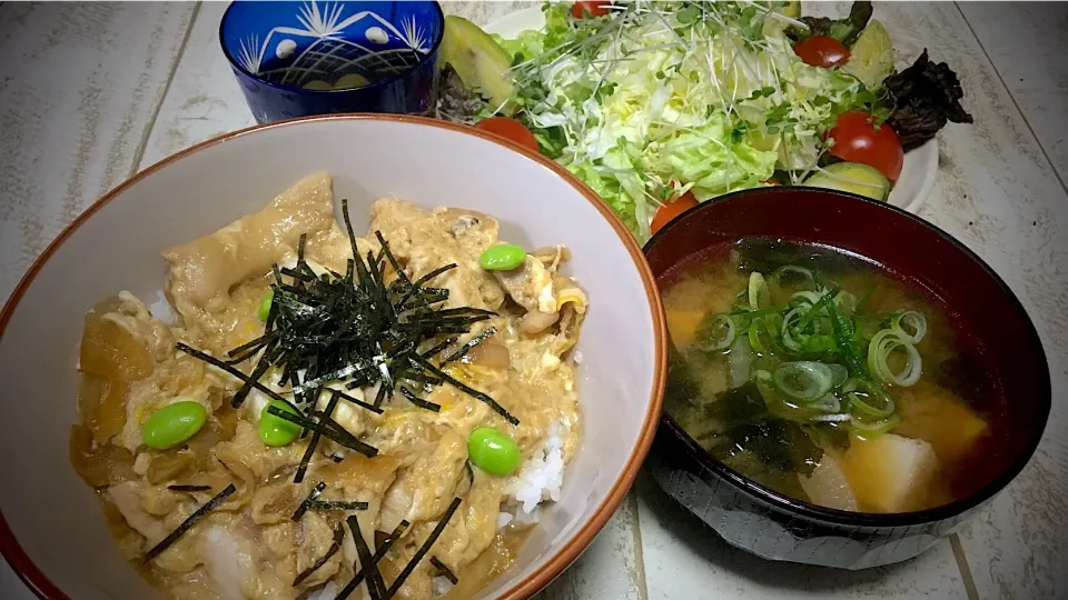 今日の男飯(*･ω･)親子丼つゆだく&大根とワカメと絹厚揚げの味噌汁&芽キャベツサラダ...♪*ﾟ|ひーちゃんさん