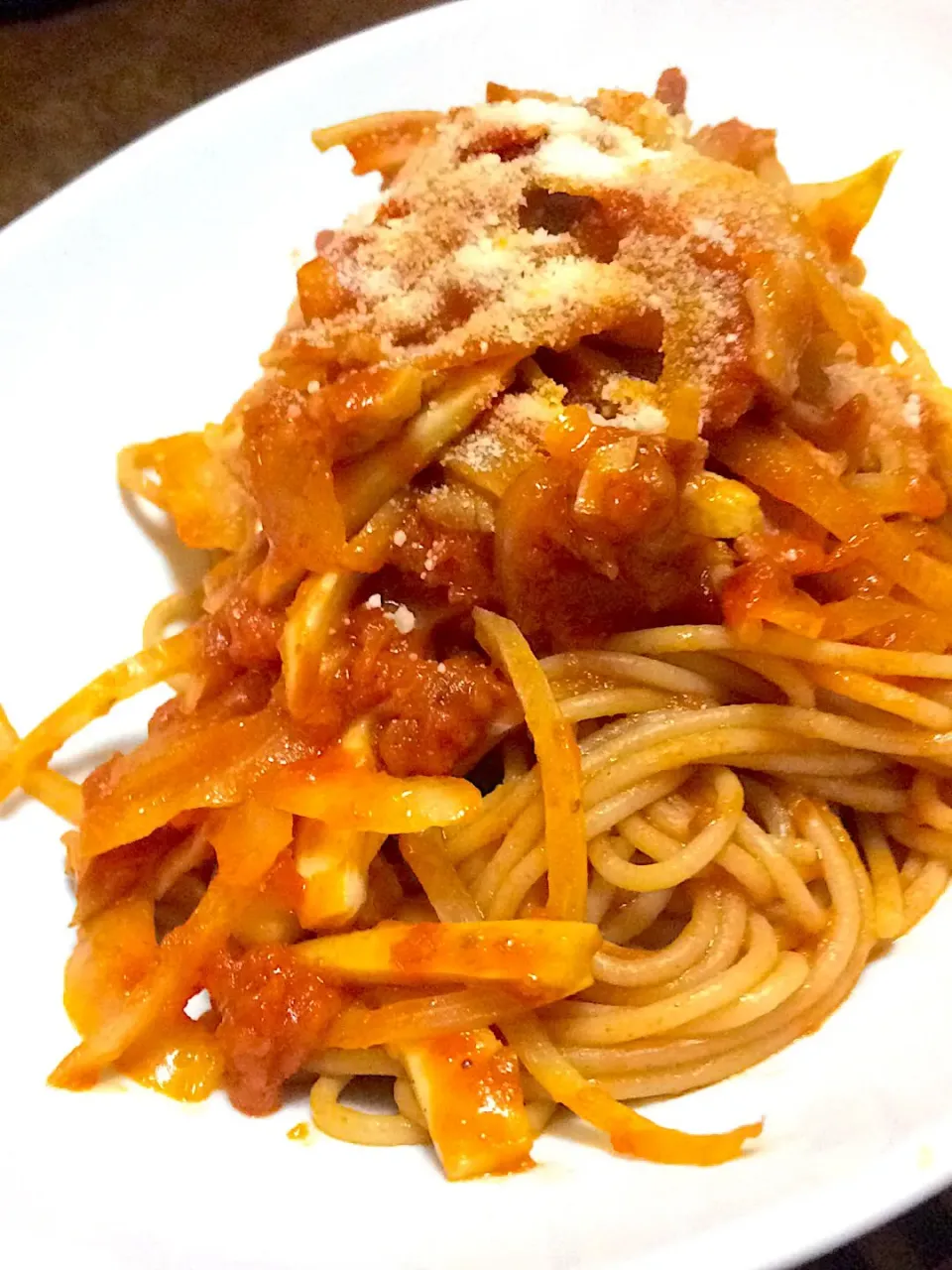 エリンギとオニオンとベーコンのトマトソースパスタ🍝|ま〜てぃんさん