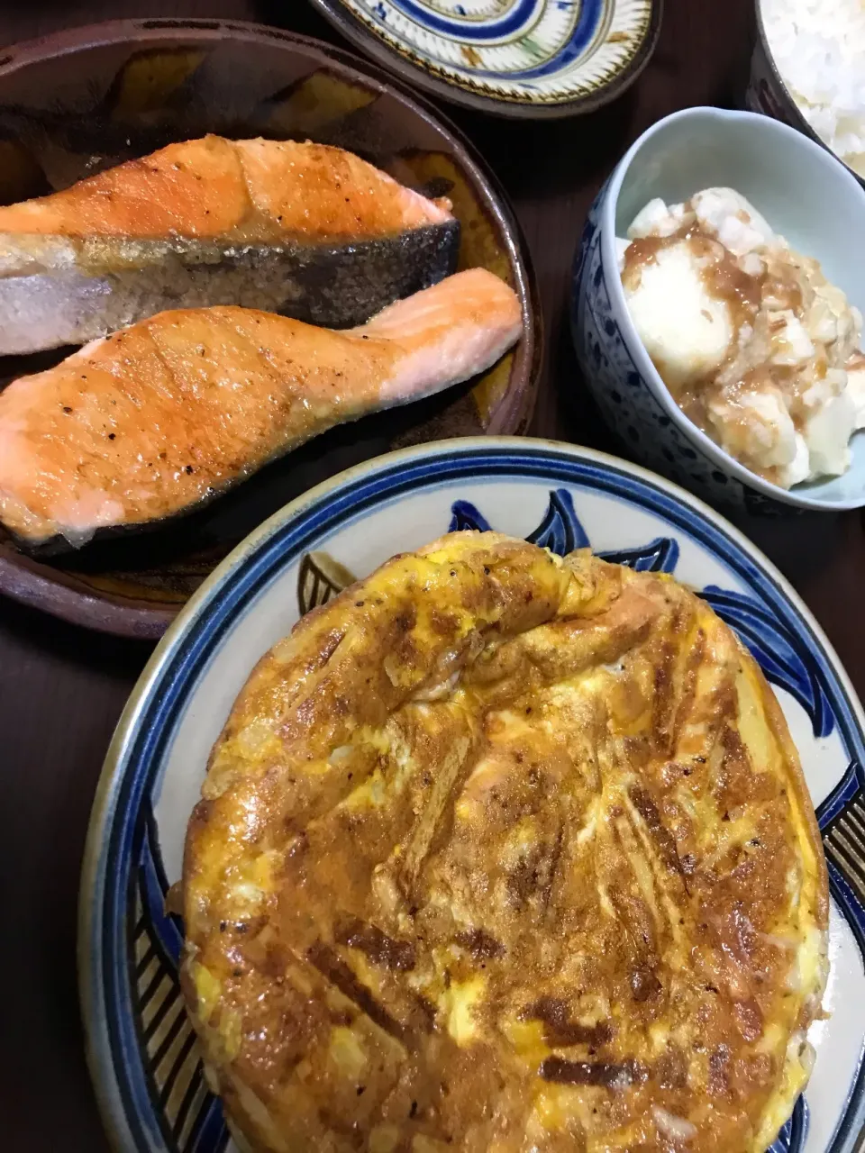 2月25日晩ご飯。鮭のムニエル、タタキ長芋の梅和え、じゃがいものガレット？スパニッシュオムレツ？そんな感じ。|あやさん