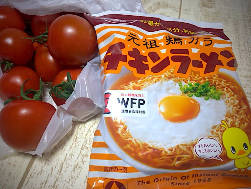 今日の頂き物！社長がまんぷく(朝ドラ)の熱狂的ファンで買って来たらしい(笑)&トマト...♪*ﾟ|ひーちゃんさん