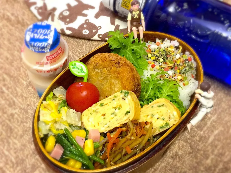 マグロメンチカツ&わけぎ入り出汁巻玉子&きんぴらごぼう&ポパイコーン🌽ハムソテー&白菜ツナ和風サラダ&わさび菜&プチトマト🍅のダーリンお弁当♪

 #弁当  #フチ子 #白菜丸ごと#今日は私お休み|桃実さん