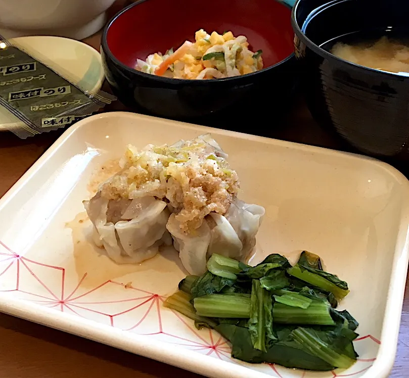 Snapdishの料理写真:アル中病棟の朝ごはん☀️☀️🔆41日目
ごはん🍚  みそ汁（凍り豆腐）  シュウマイねぎソース  マヨネーズ和え  味付のり|ぽんたさん