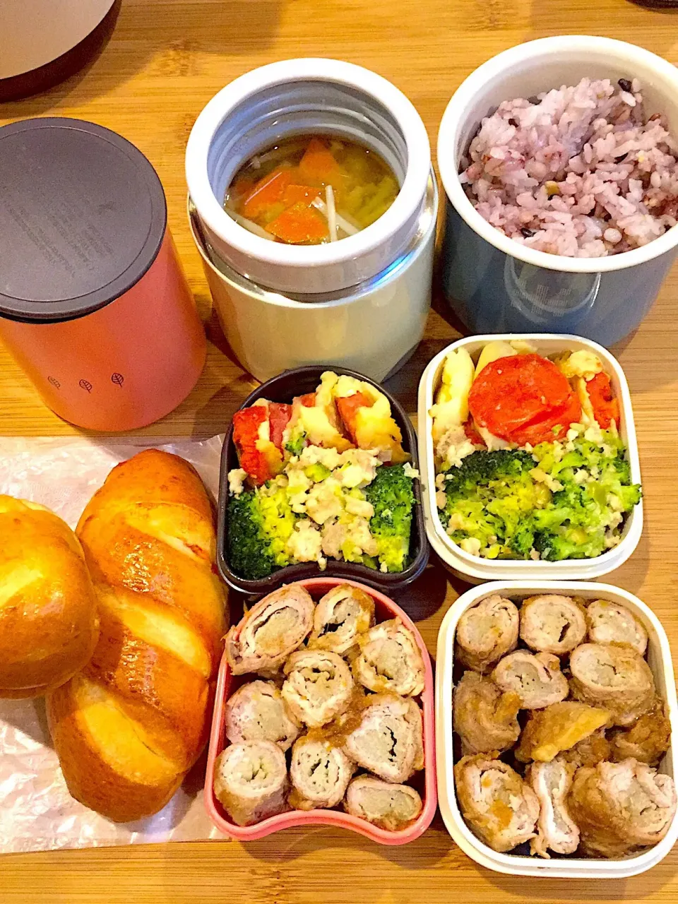 Snapdishの料理写真:2/22の娘ちゃん&息子くん弁当🍱
息子くん車内用朝ごぱん🥐
 #弁当  #あさごぱん  #パン|ままみさん